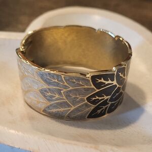 Elegant Gold and Silver Leaf Pattern Ring